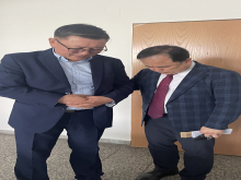 목사님께 기도받으시는 바트나산 집사님